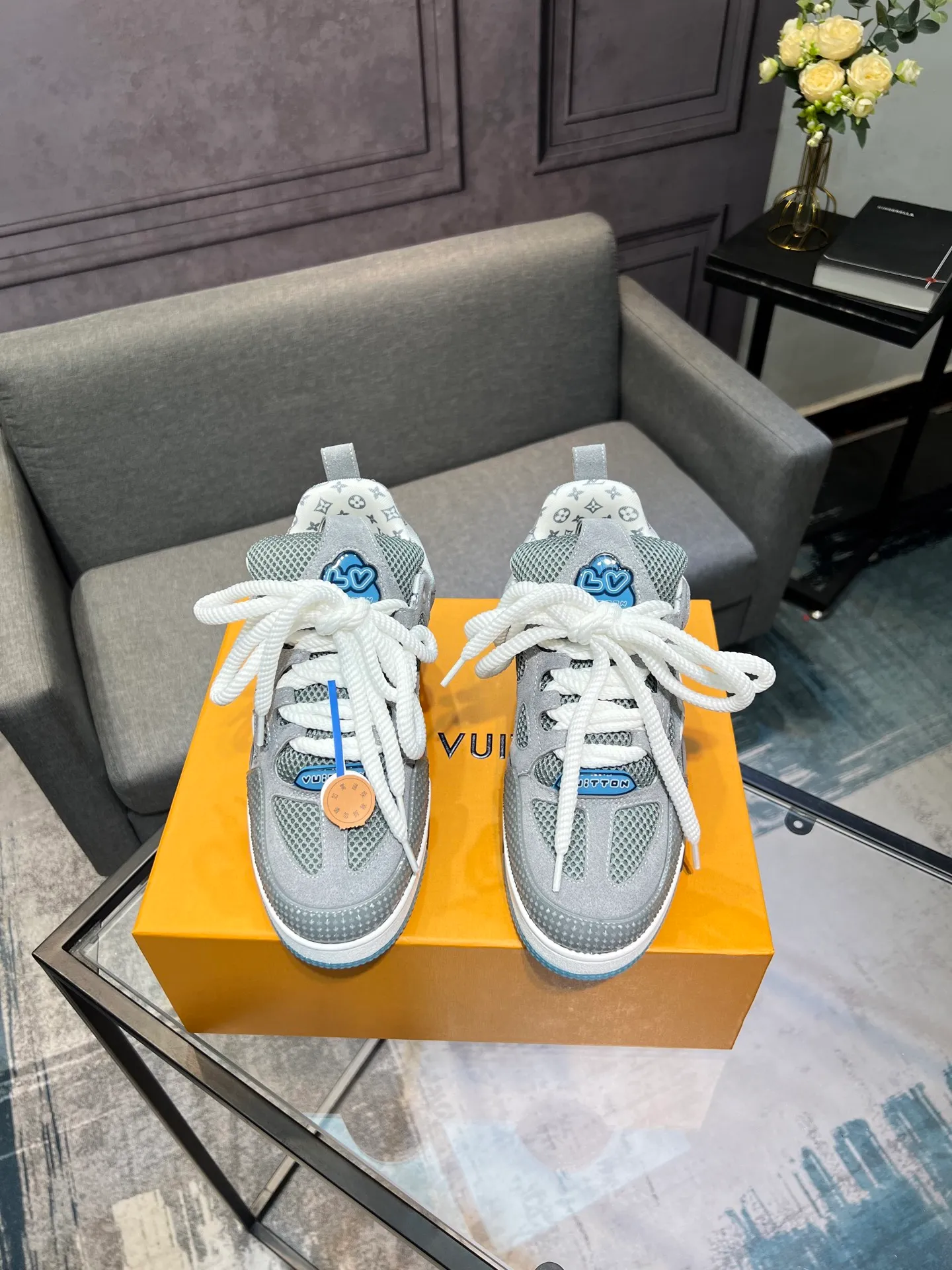 Men's men's shoes💰800 LV top version new style purchasing quality LV~Louis Vuitton LV TRAINER's best-looking sneakers, donkey brand strongly promotes new products, official website limited edition retro basketball sneakers! Both high-top and low-top models spent money to purchase 1:1 accurate reproductions of the originals. The details are invincible and full of sincerity. The imported custom-made original cowhide leather is the same as the original package. The details are 100% restored. The private model customizes the original one-piece TPU outsole. It is different from other brands. Without the original version, this effect cannot be achieved!                Men's and women's models 35-40 39-45 (46 is custom-made and cannot be returned or exchanged)